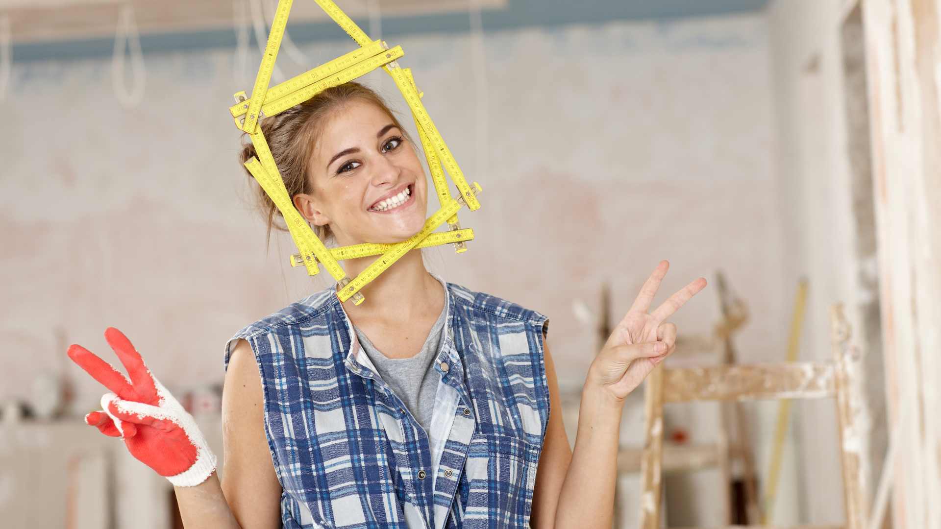 Femme qui bricole