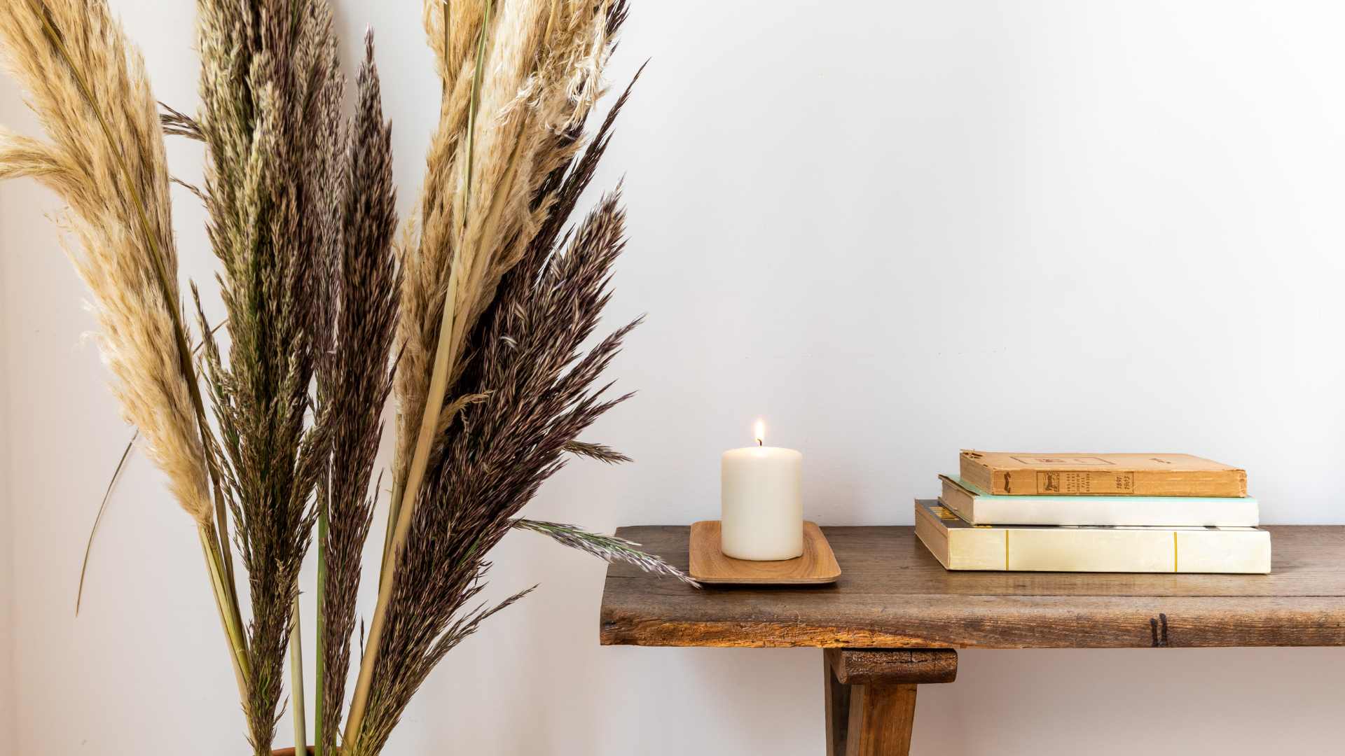 Décoration de salon sur une table en bois