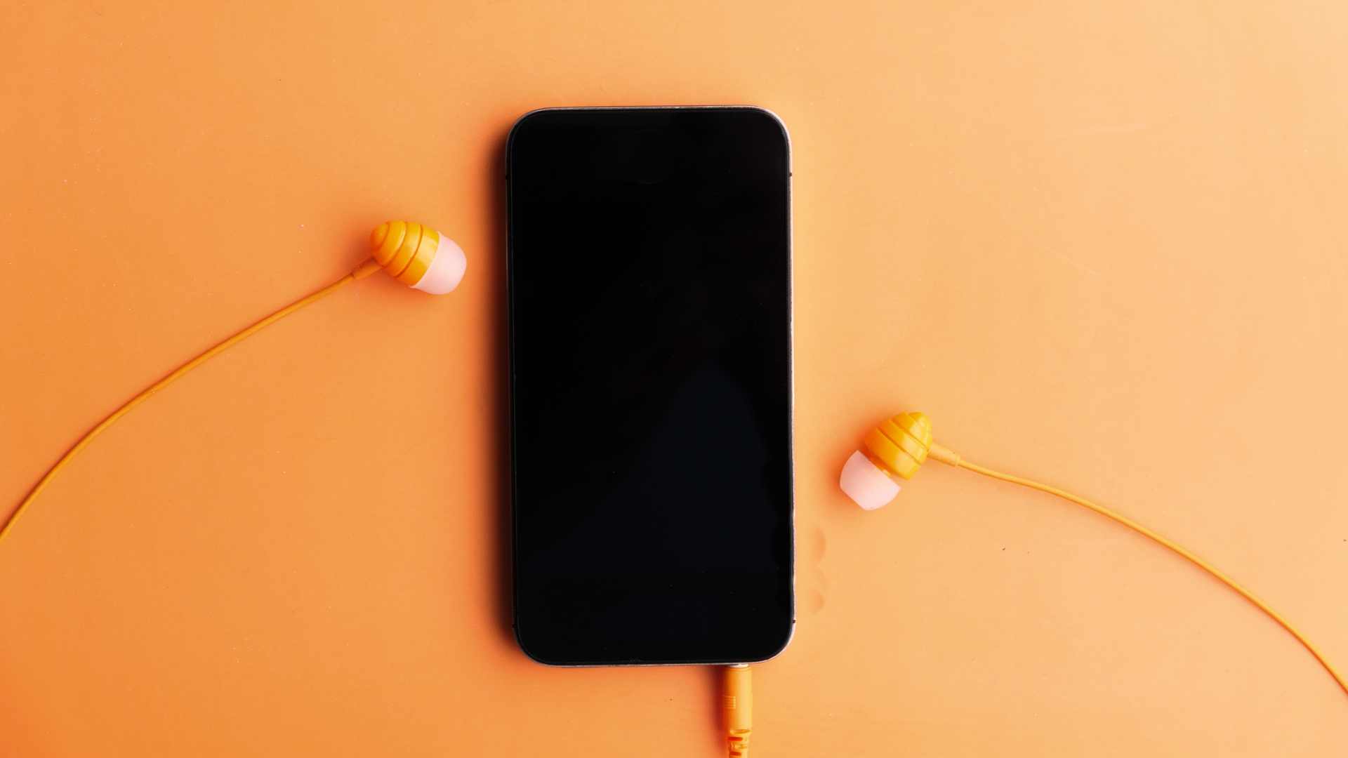 Smartphone sur un fond orange