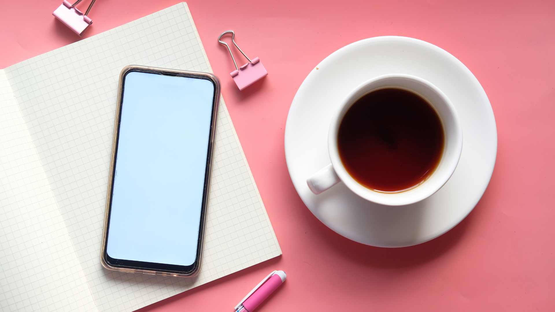 Smartphone sur un fond rose