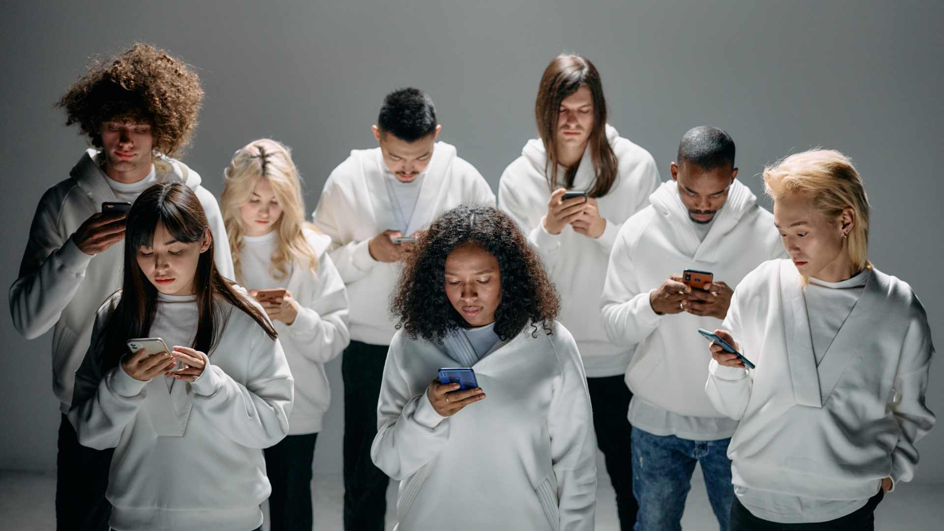 Groupe de jeune sur leur téléphone