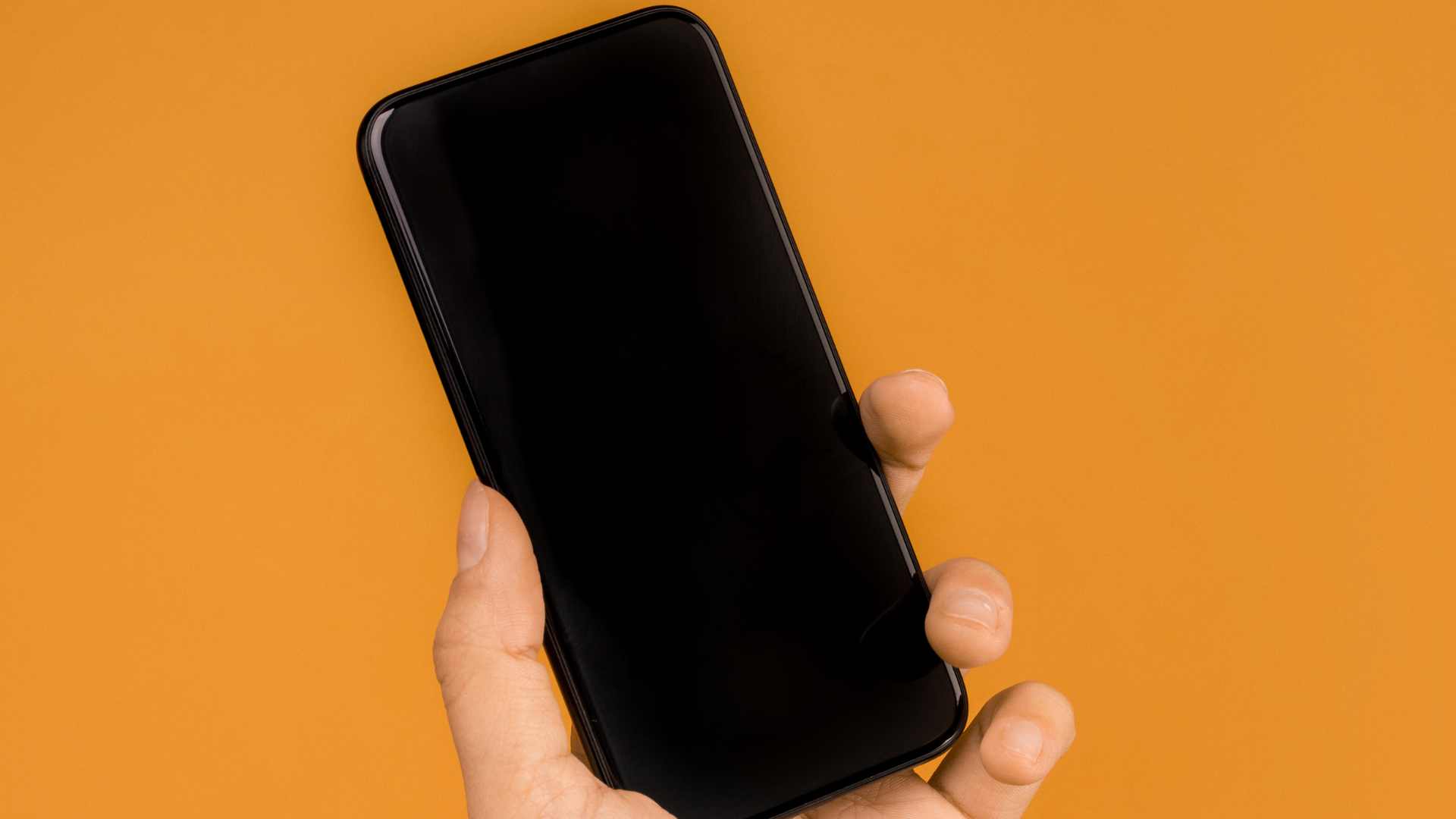 téléphone chantier batterie Smartphone sur un fond orange