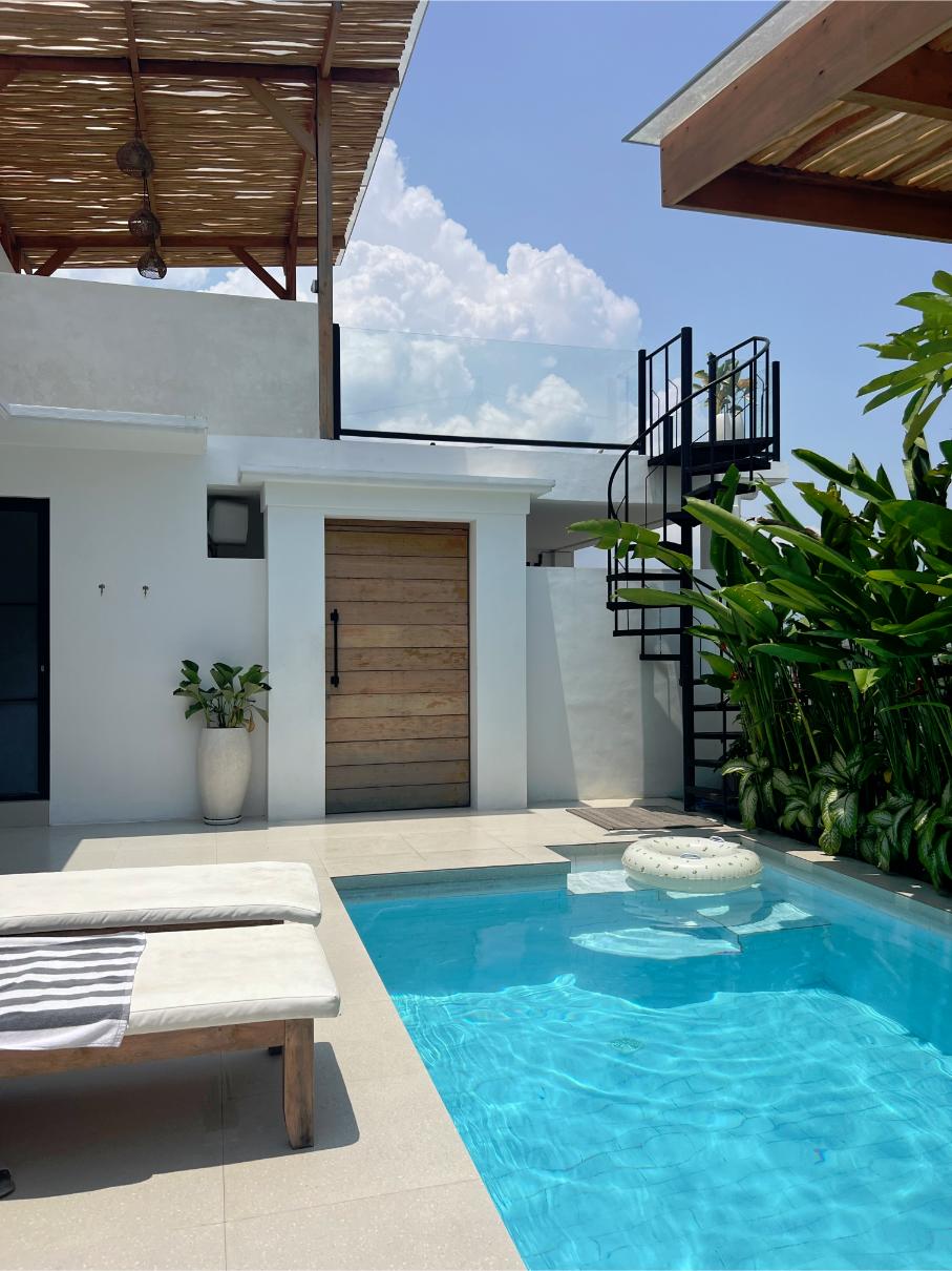 piscine moquette pierre